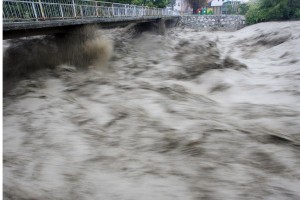 Arso svari: ponoči in v soboto bodo poplavljale reke v Pomurju, Podravju, Posotelju in Posavju