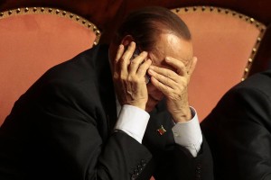 Sramotni umik Berlusconija, ki mu bežijo tudi poslanci