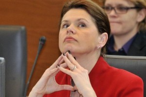 Alenka Bratušek pričenja s kadrovskimi čistkami po ministrstvih