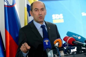 Janez Janša: Prvaka opozicije operativno spremljajo, za bančne zlorabe pa se ne zmenijo