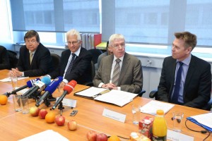 Direktorji slabe banke zagrozili z odstopom, na ministrstvu že osnutek o nižjih plačah na DUTB