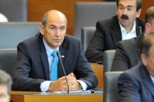 Janša je Cerarjevo zmago primerjal s Titovim "uplenom" privezanega medveda