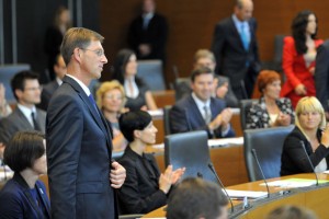Rojstvo novega vodje: Nas bo kult osebnosti Mira Cerarja popeljal iz krize?