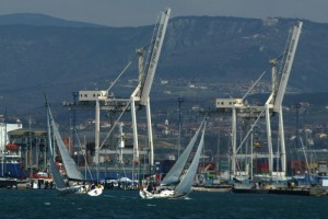 Koprsko pristanišče spet odprto, zaradi burje še omejitev prometa na Vipavskem