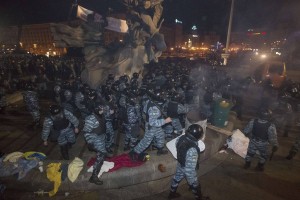 Ukrajinska policija brutalno nad demonstrante; opozicija za predčasne volitve