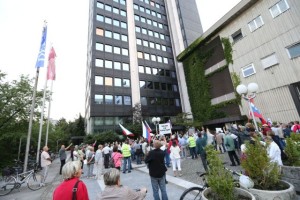 "Hlapci, hlapci!" je donelo pred Delovo "črno vdovo" (FOTO)