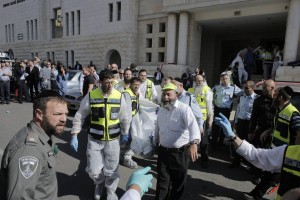 Palestinska napadalca v sinagogi v Jeruzalemu ubila več ljudi