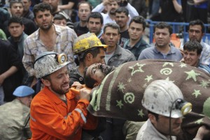 Število mrtvih v turški rudniški nesreči še vedno narašča; ogorčeni sindikati stavkajo