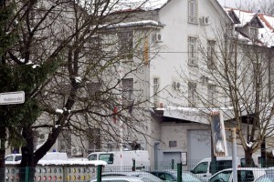 Drzen pobeg iz zapora: prežagane rešetke, vrv iz rjuh, nonšalantno čez ograjo