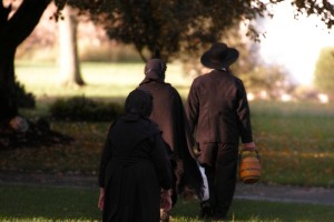 Nasilni amiši ženske silili v spolne odnose, prisilno strigli ljudi