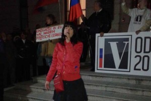 "Častilci rdeče zvezde! Lahko vas je sram! Tu niste dobrodošli!"