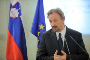 Pedofil odnesel veleposlanika: vlada predlaga odpoklic Balažica z 31. julijem