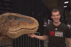 VIDEO: Goran Dragić z dinozavrom nad soigralce