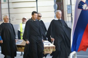Odbor 2014 je pred sodiščem pokopal pravno državo (FOTO)