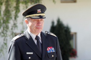 Gutman zanikal pritiske glede izbora ponudnika oklepnikov