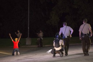 Ferguson po smrti črnega najstnika tresejo protesti; policija naj bi pretepla novinarja