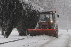 Sneženje ovira promet, do ponedeljka naj bi se umirilo