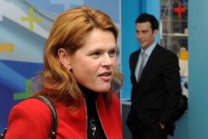 Alenka Bratušek greje stolček »zamrznjenemu« Jankoviću