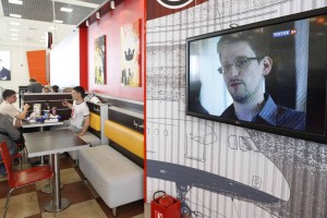 Snowden brez potnega lista obtičal na moskovskem letališču