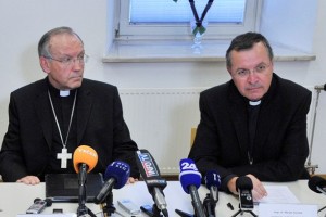 Obglavljena Katoliška cerkev: Kdo vse je v ozadju odstavitve nadškofov Stresa in Turnška
