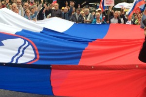Na protestu pred sodiščem: "Ta sodba je sramota za Slovenijo! Pravica obstaja in prišla bo!"