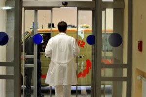 Direktorji bolnišnic zavračajo odgovornost za nastale razmere v zdravstvu