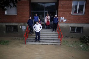 Slovenski policisti v BiH evakuirali več deset ljudi