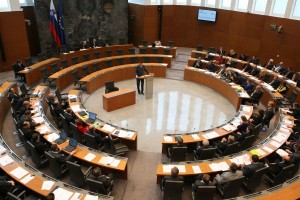 Anketa: Odhajajoča vlada dobiva boljšo oceno