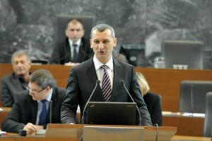 Minister Omerzel še vedno posluje z državo?