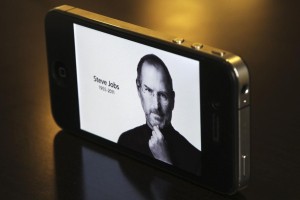 Umrl je ustanovitelj podjetja Apple Steve Jobs