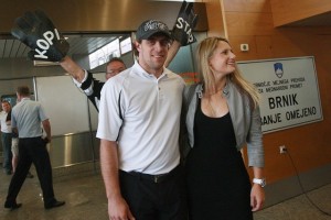 Anže Kopitar se je na Otočcu poročil z Ines; med svati Matthew Perry iz Prijateljev