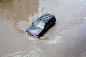 Hrvaška voznica pritisnila na plin in vzvratno zapeljala v jezero