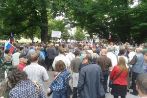 Gorenak na protestu pred sodiščem: Zakaj sodniki nikomur in nikdar ne odgovarjajo?
