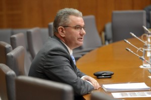 Svetlik je Vizjaku izročil besedila zakonov, ki so padli na referendumih