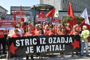 S socialističnimi parolami v bran Mercatorju: »Tovarne tovarišem«, »Kapitalizem je korupcija!«