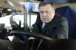 Vozi, Miško! Janković kar brez izpita za volanom avtobusa!?