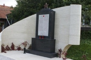 »Poveličevanje komunistične revolucije«: spomenik z rdečo zvezdo razburja krajane Ponikve