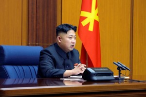 Še je živ: Kim Jong Un po 40 dneh spet v javnosti - s pomočjo palice