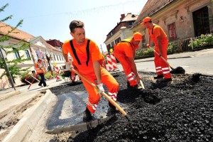 Pahor z lopato in krampom delal na cesti