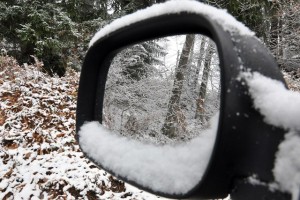 Ceste po državi zasnežene, v prometu nekaj težav