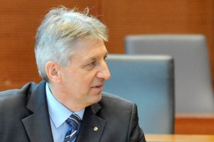 Izgnani poslanec Vogrin zapušča parlament?