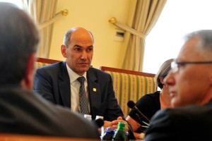 Vloži nezaupnico, če tako pogumen, poziva  SDS Lukšiča