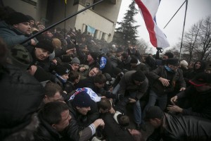 Oboroženi neznanci zavzeli parlament in vlado v Krimu 