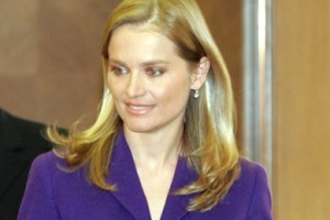Video: Katarina Kresal in bulmastifi v bizarnem predvolilnem oglasu