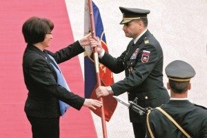 Obrambna ministrica Jelušičeva nasprotuje okrnjeni verski oskrbi v vojski