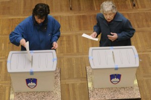 SDS za zapis dvokrožnega večinskega volilnega sistema v ustavo