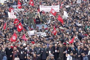 Pogreb opozicijskega voditelja v Tunisu se je prelevil v protest