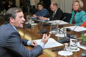 Erjavec: Stranke se pogovarjajo o konstruktivni nezaupnici; Arhar za mandatarja?