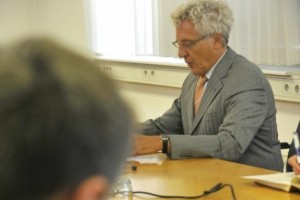 Ferlinc zahteva izločitev Šorlija in Zobčeve ter skuša zavleči odločanje o Janši za dlje časa