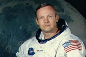 Umrl je Neil Armstrong, prvi človek na Luni